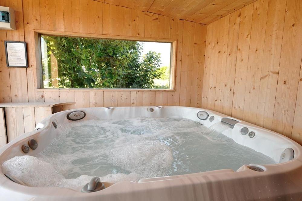 Ker Gana Sauna, Jacuzzi, Poele A Bois Plourin  외부 사진