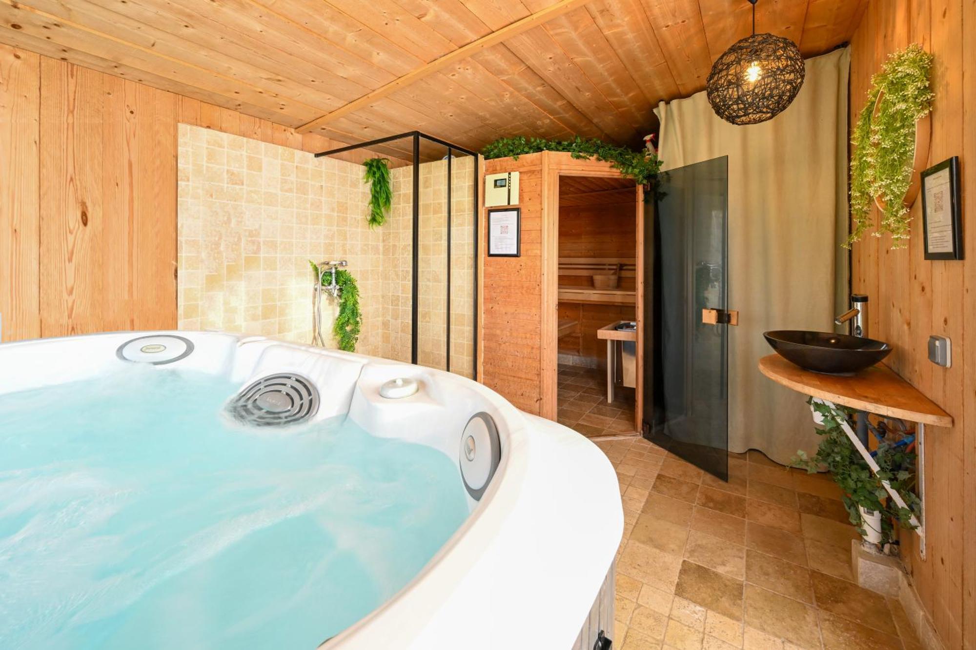 Ker Gana Sauna, Jacuzzi, Poele A Bois Plourin  외부 사진